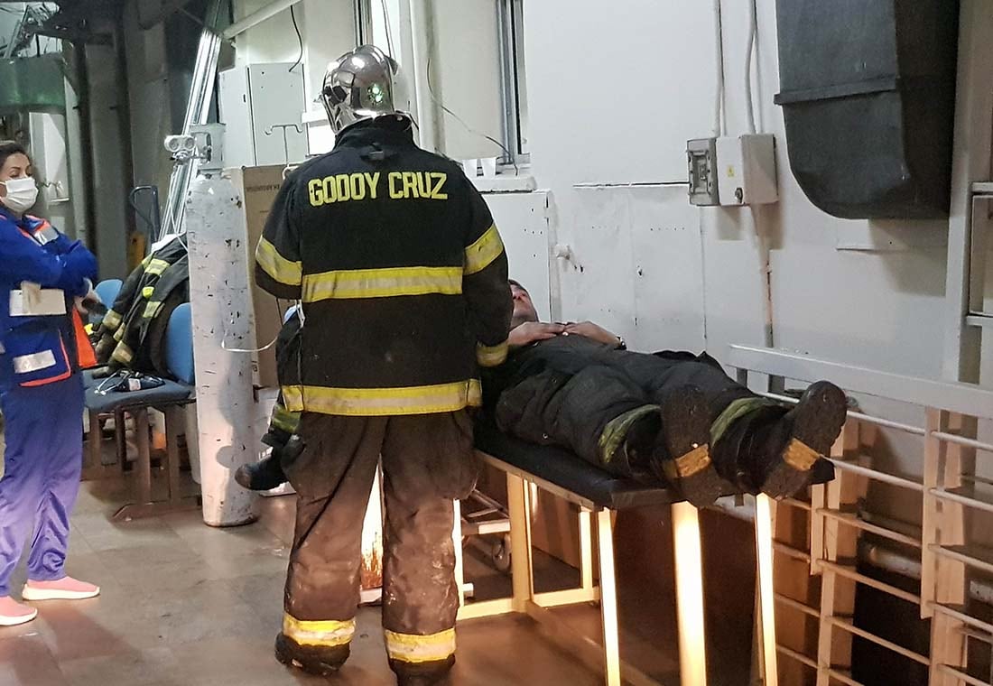 Incendio registrado en la noche del domingo en un edificio de avenida Colón  en la Ciudad de Mendoza, generó pérdidas totales en un taller-depósito y en una obra en construcción abandonada. Foto: Orlando Pelichotti / Los Andes