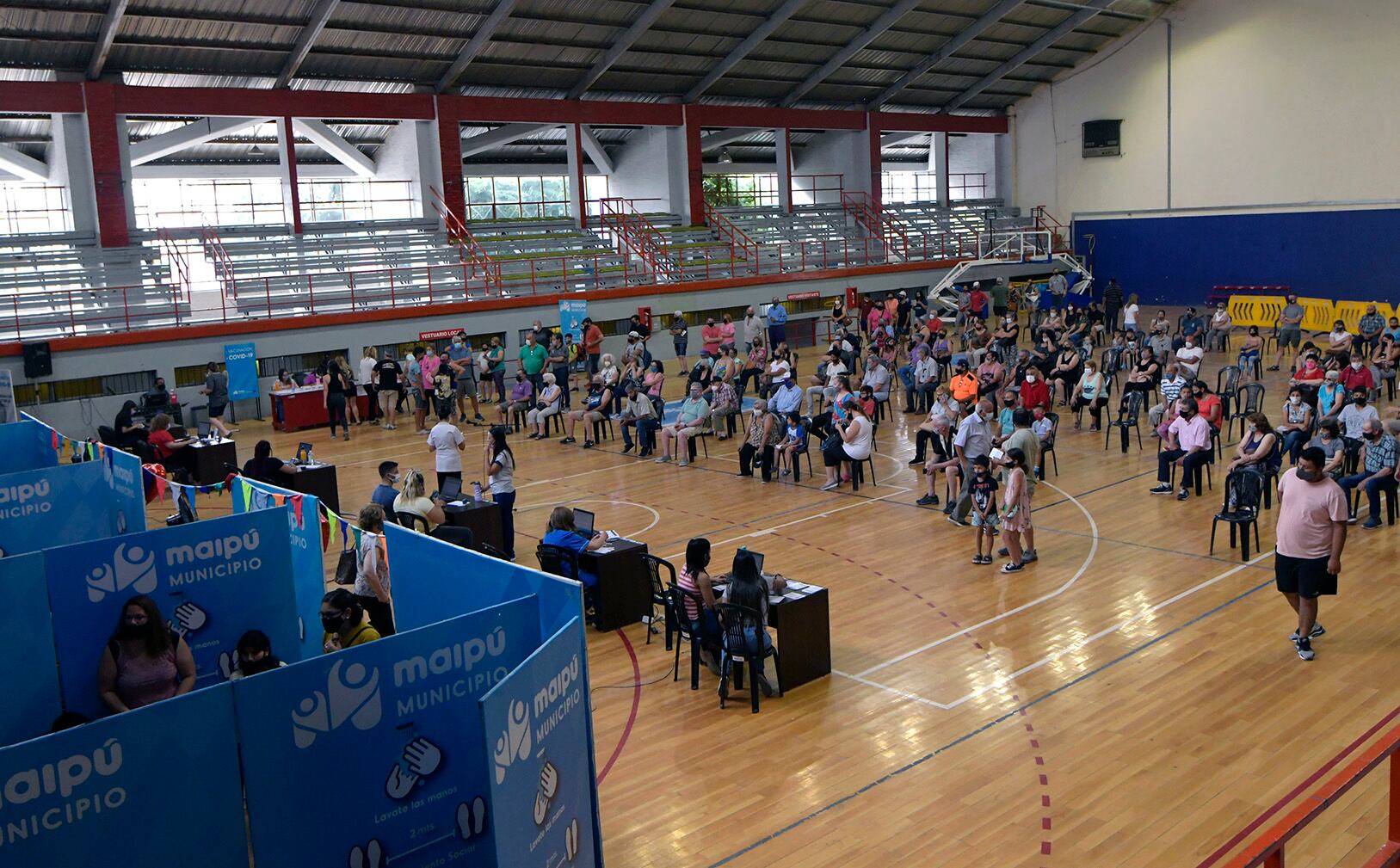 La espera promedio es de media hora en el Centro de Vacunación del Estadio Ribosqui en Maipú. Foto: Orlando Pelichotti