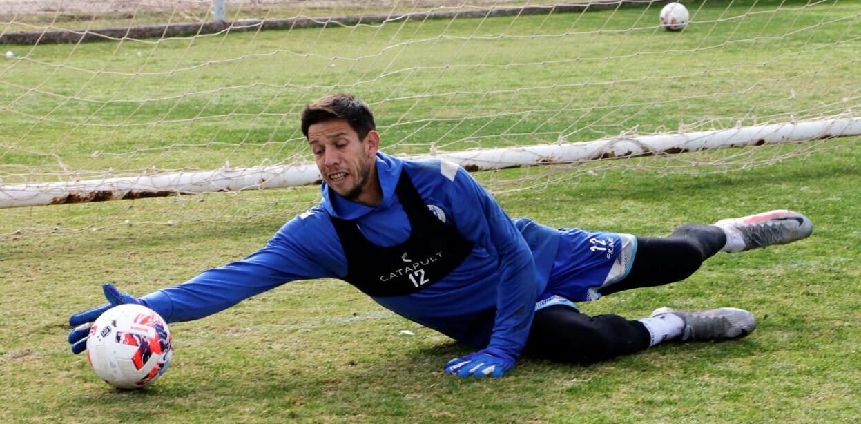 Juan Espínola, arquero de Godoy Cruz, en pleno entrenamiento de arqueros. 