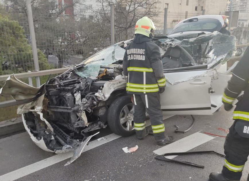 Choque fatal en la autopista 25 de Mayo: murió el conductor del auto