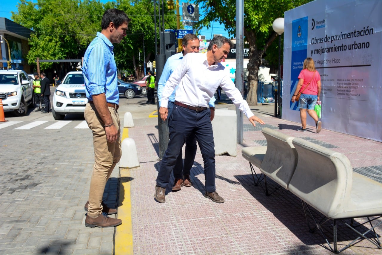 El intendente Aveiro y el ministro Katopodis dejaron inaugurada la remodelación de calle Chile. Foto: Prensa Tunuyán