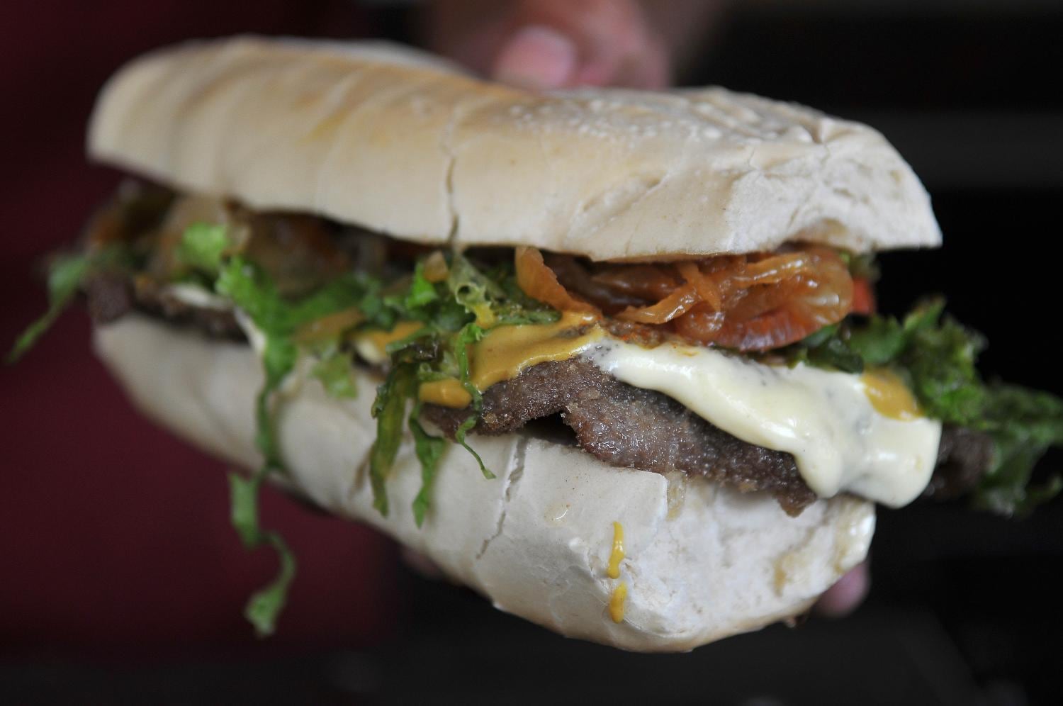 El secreto para que quede delicioso está en cocinar la milanesa segundos antes de armar el sándwich.