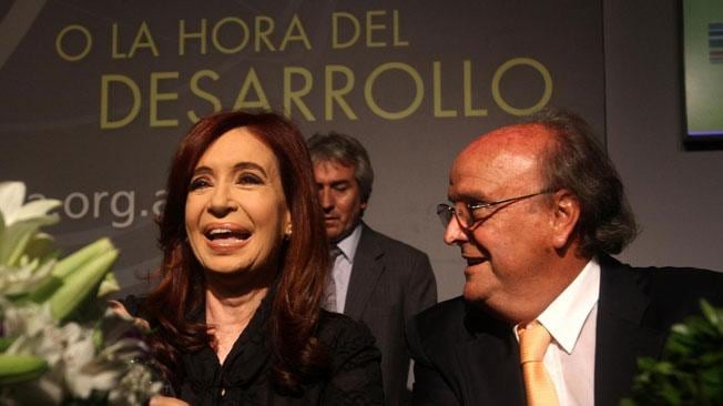 Con “el Vasco”. Durante todo su discurso, la Presidenta se refirió así al titular de la UIA, Ignacio de Mendiguren (Archivo).