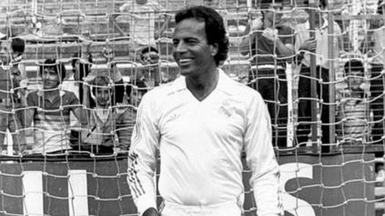 Julio Iglesias fue arquero del Real Madrid hasta los 19 años. Foto: Twitter @estebanelx