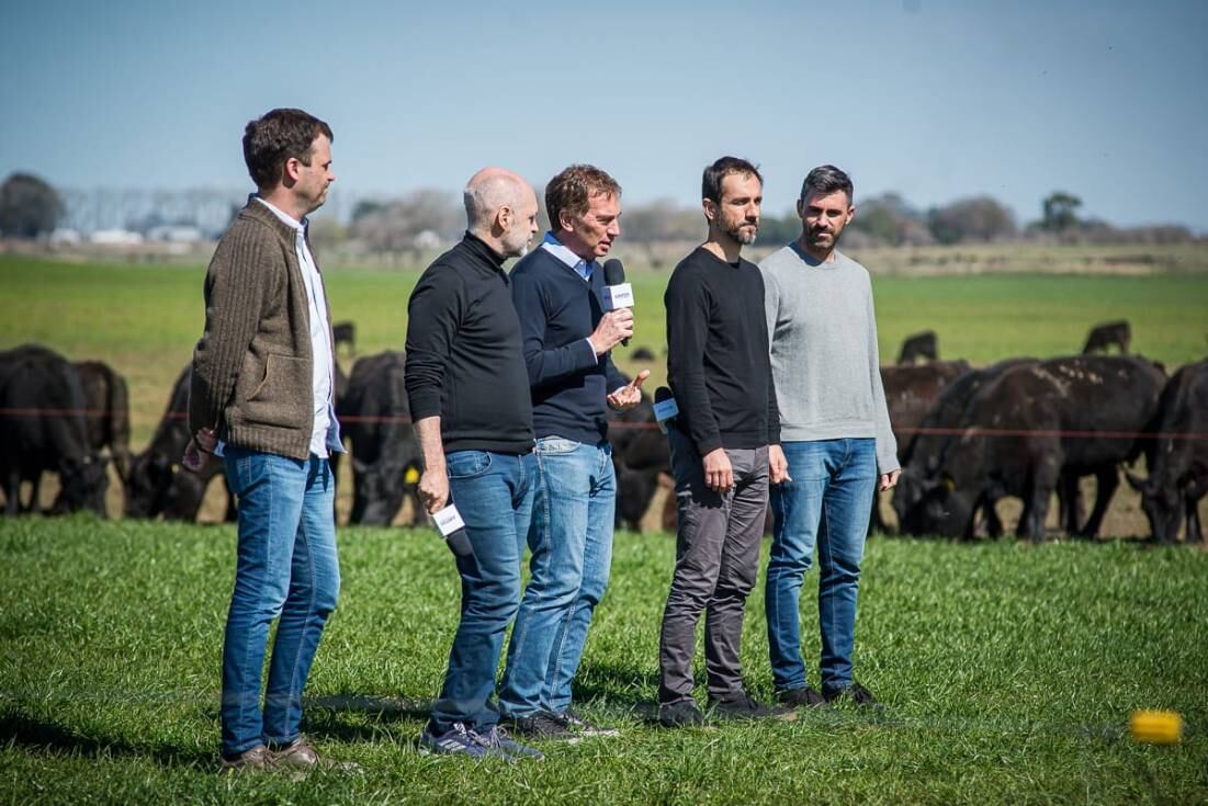 El jefe de gobierno de la Ciudad de Buenos Aires, Horacio Rodríguez Larreta, acompañó a su precandidato a diputado nacional por la provincia de Buenos Aires, Diego Santilli, en una recorrida por Junín.