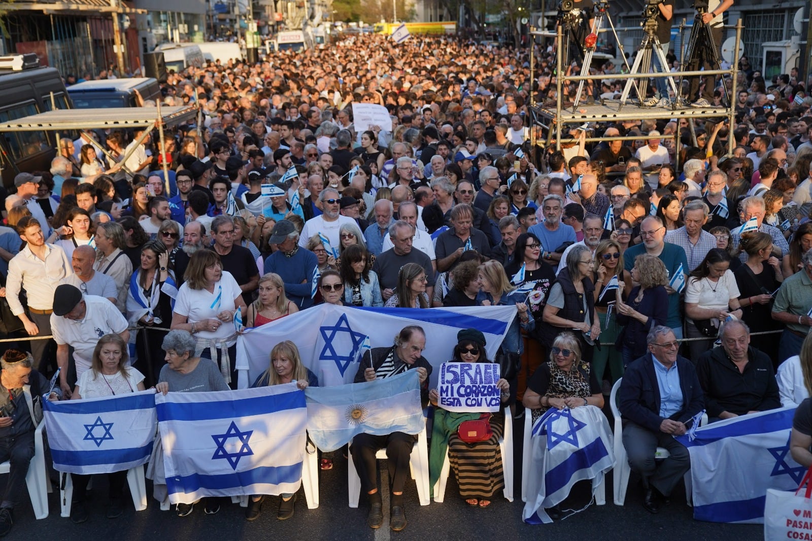 Miles de personas se pronunciaron por la paz y contra el terrorismo. Foto Clarín.