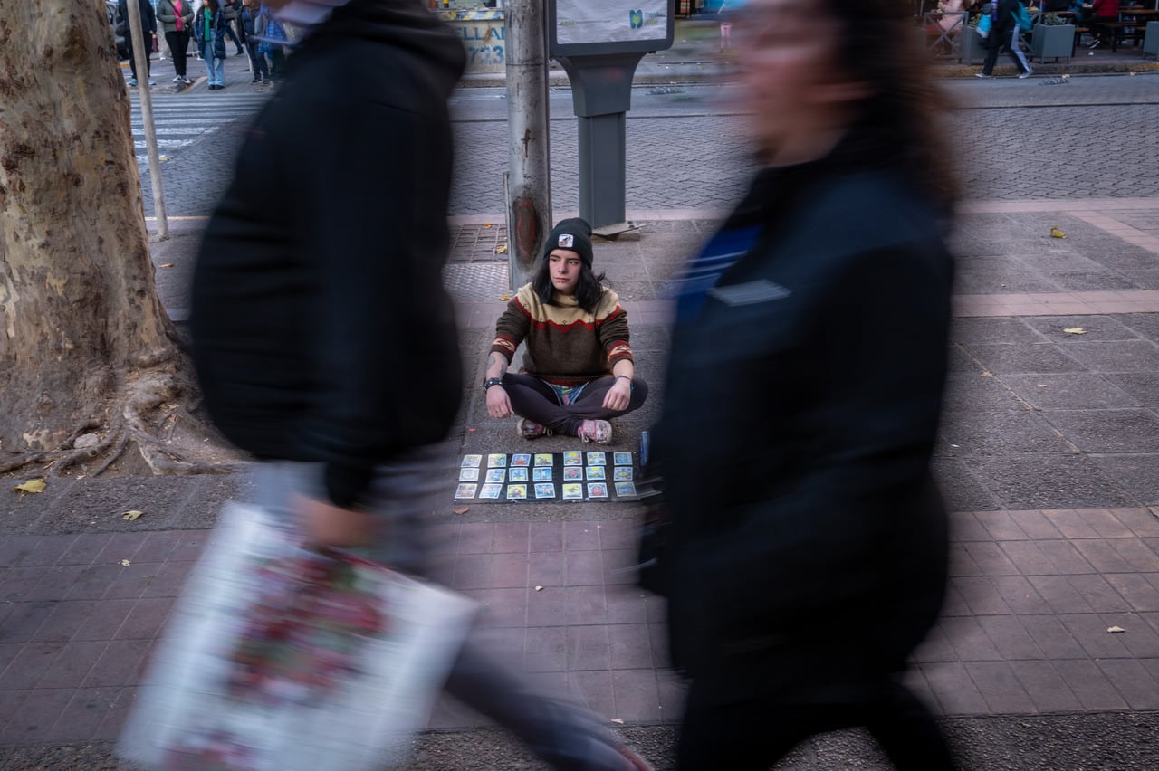 “La Brujita” tiene cuatro tarifas diferentes para distintos servicios. La más económica es de 300 pesos por una pregunta. | Foto: Ignacio Blanco / Los Andes