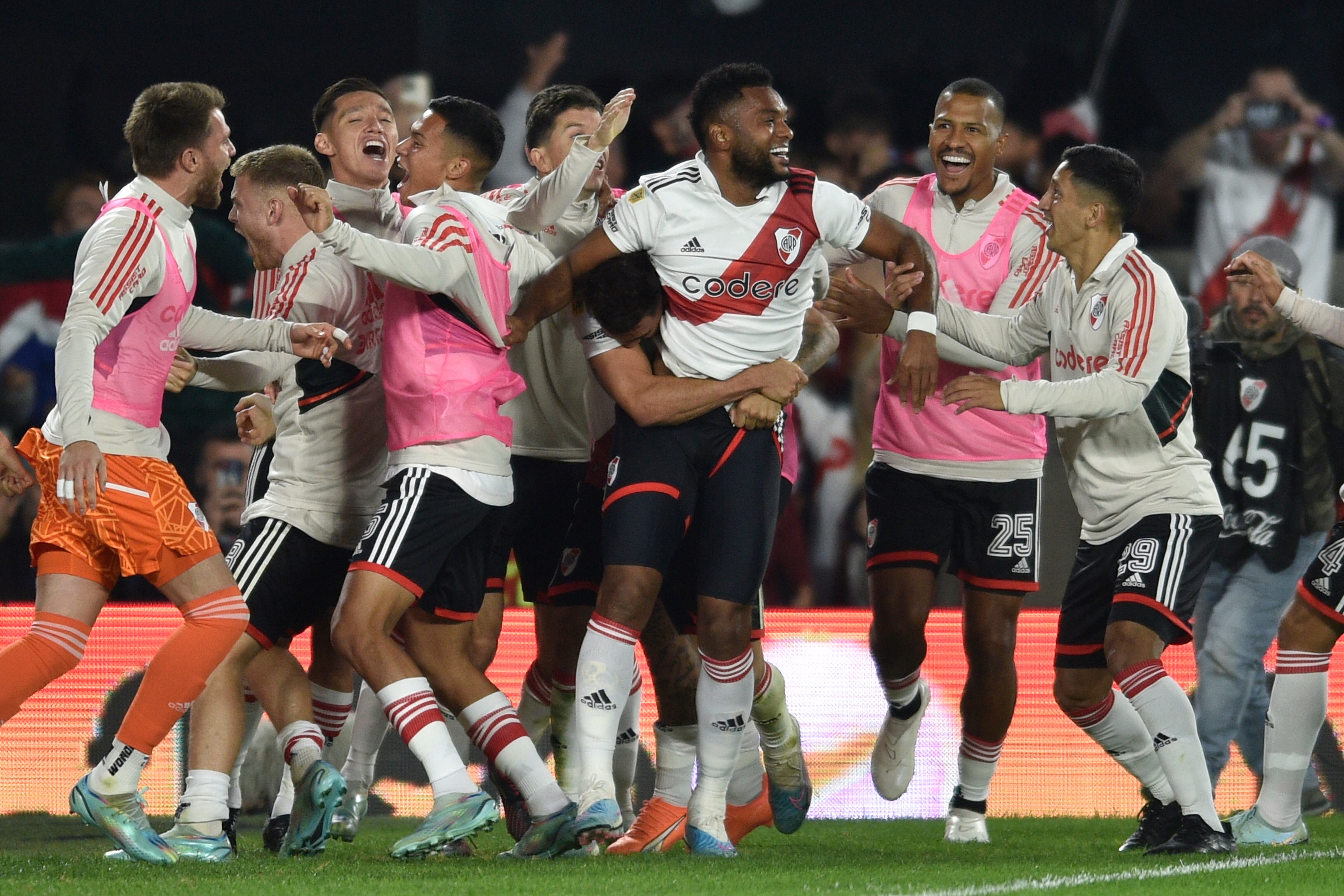 Miguel Borja (centro izquierda) festeja tras anotar el gol de River Plate en la victoria 1-0 ante Boca Juniors en la liga argentina, el domingo 7 de mayo de 2023. (AP Foto/Gustavo Garello)