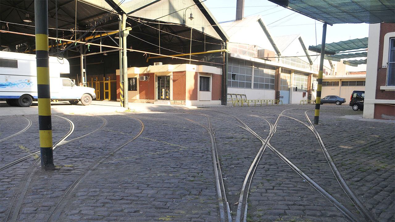 En primer plano se observa en empedrado y los rieles de la estación tranviaria de Mendoza.
FOTO Claudio Gutierrez / Los Andes
