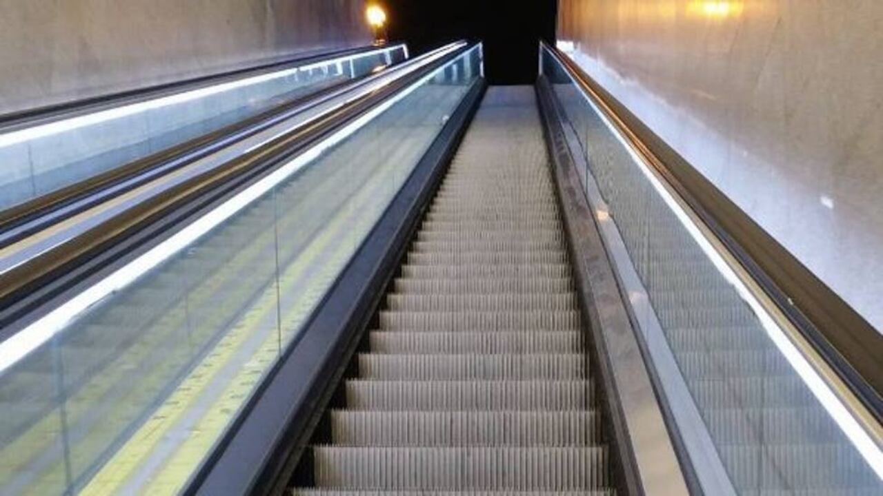 Para esto sirven los cepillos de las escaleras mecánicas. Gentileza: T13.