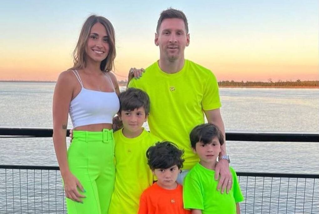 Antonela Roccuzzo y Lionel Messi con sus hijos Thiago, Mateo y Ciro.