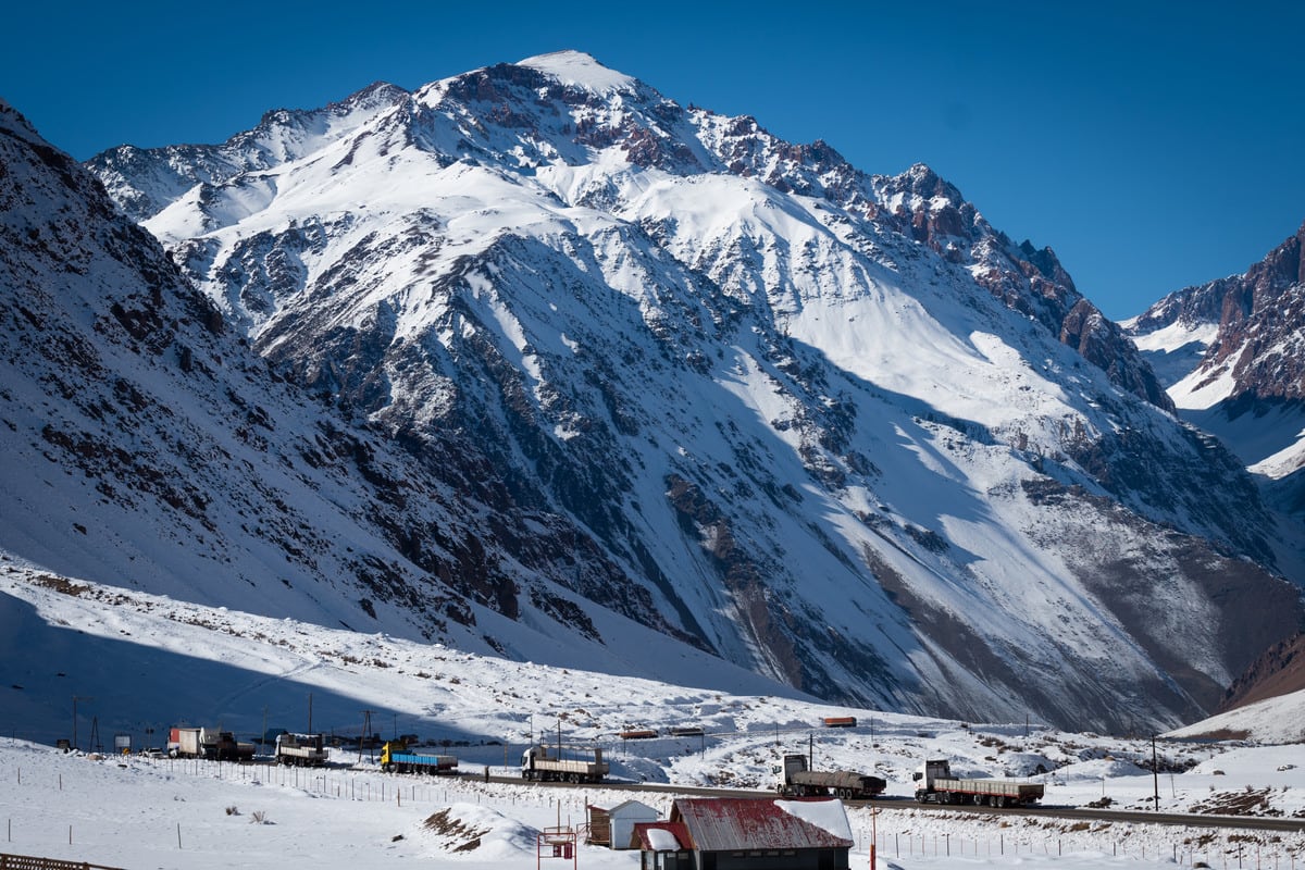 Penitentes, Mendoza
La montaña mendocina poco a poco se va vistiendo de blanco, turistas y esquiadores disfrutan de las primeras nevadas en alta montaña.
Foto: Ignacio Blanco / Los Andes