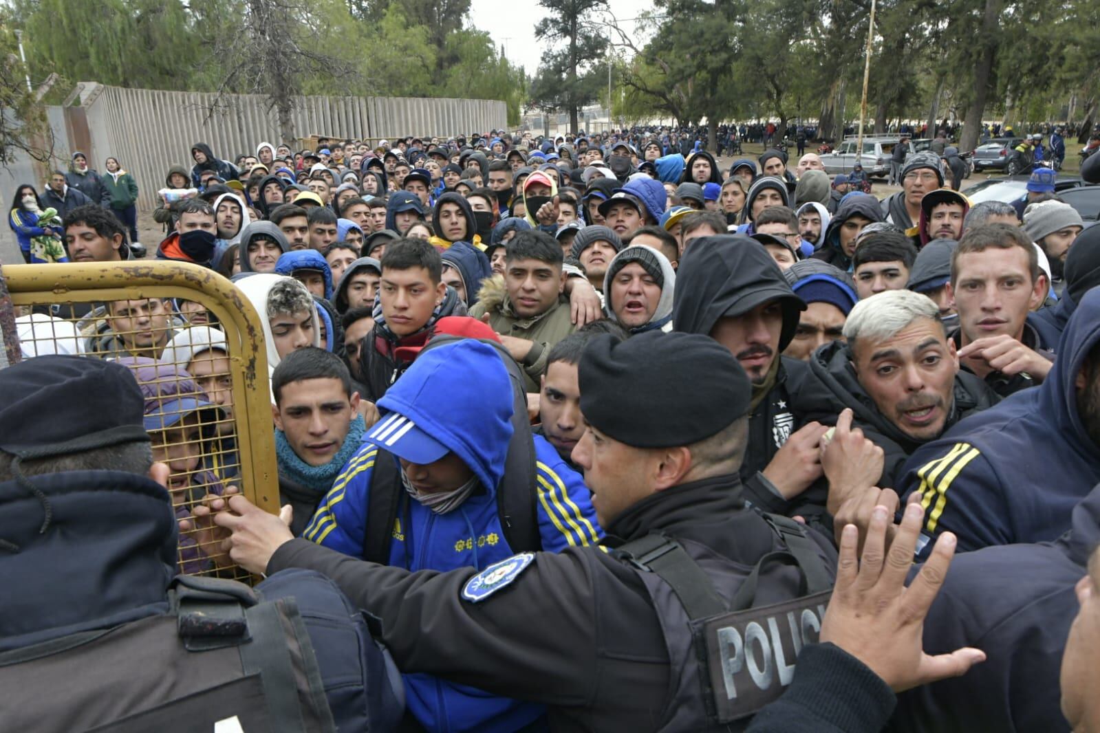 Cientos de hinchas esperaban conseguir una entrada para ver a Boca. / Orlando Pelichotti