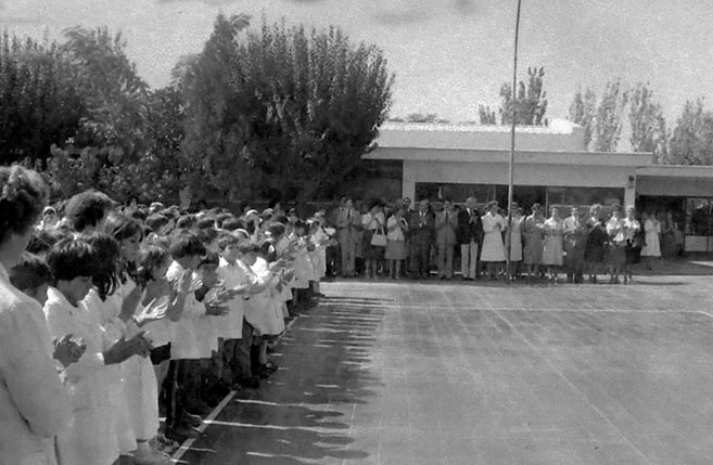 02 de Abril 1982. Parte de la Fototeca del Archivo General de la Provincia atesora esta fotografía, donde se muestra el acto en la Escuela Islas Malvinas, de Las Heras, donde asistió el Ministro de Cultura Dr. López Aragón. 
Foto: Orlando Pelichotti / Los Andes