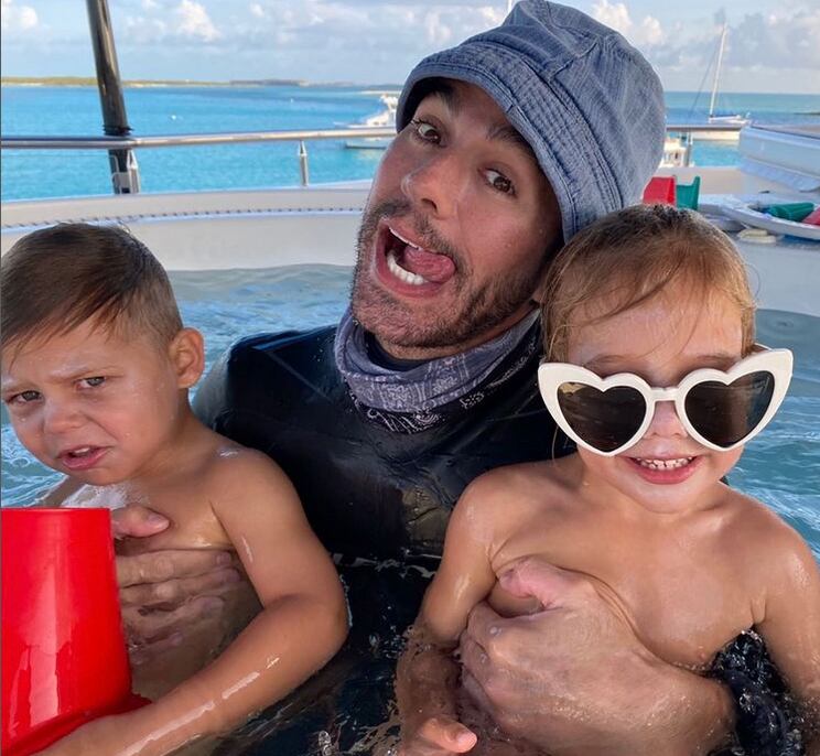 Enrique Iglesias con dos de sus hijos