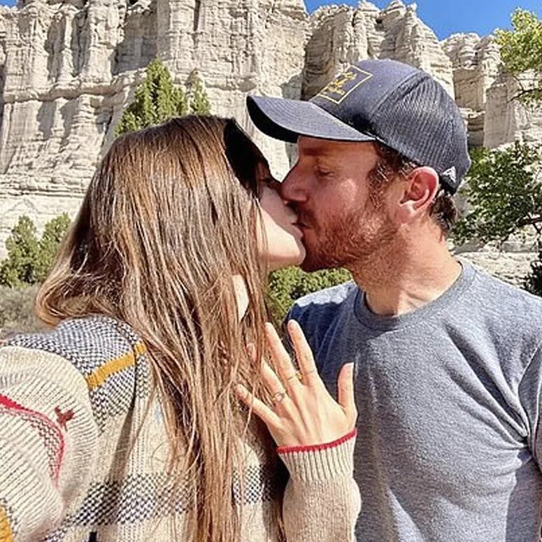 Esto se conoce de Charlie McDowell, el marido de la actriz de Emily in París.