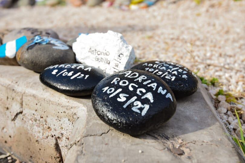 Un grupo de mendocinos se congregó en la Plaza San Martín y llevó piedras con los nombres de los fallecidos por la pandemia.