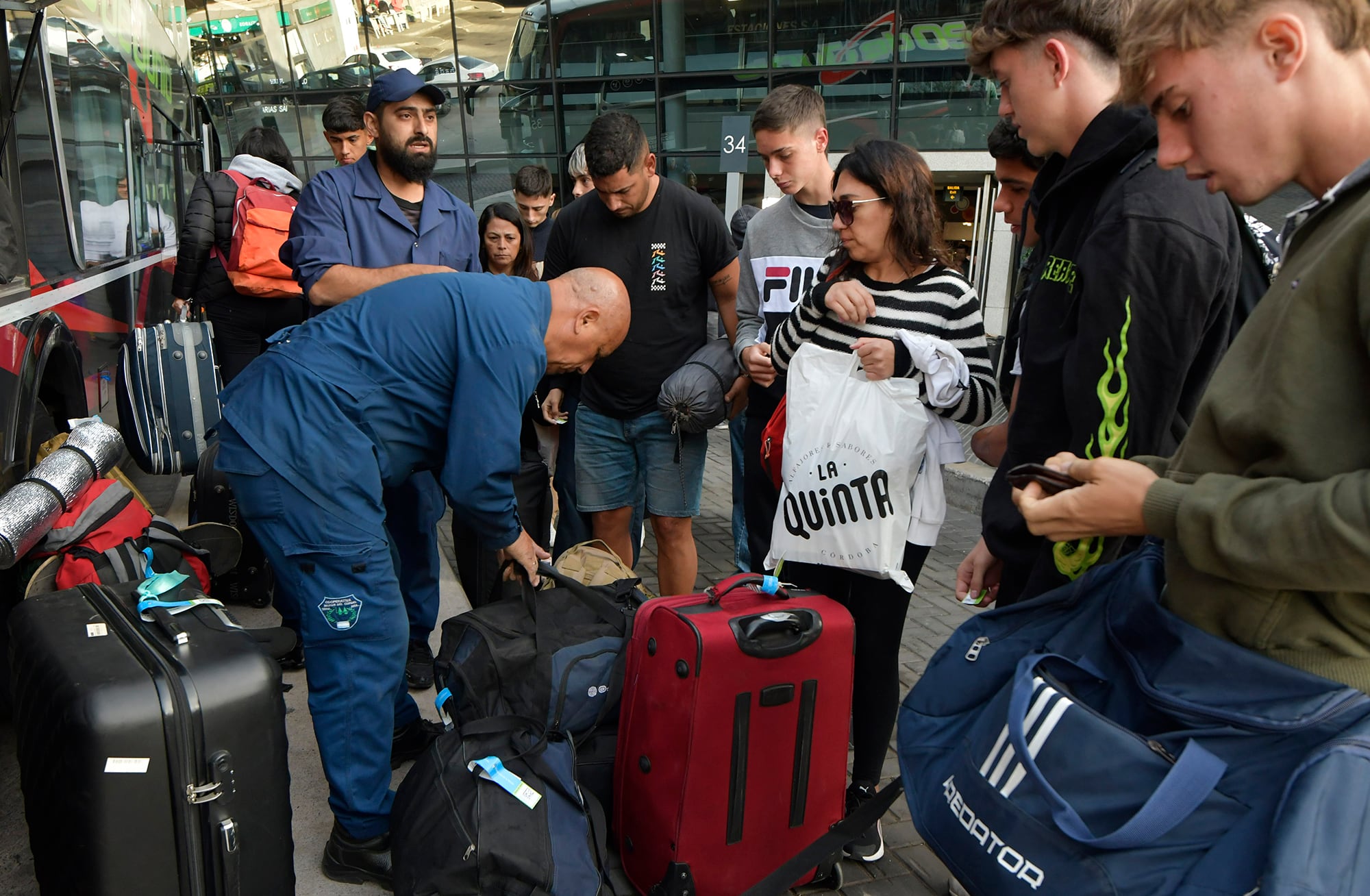 Operativo regreso, tras muchas horas de demoras en la aduana del Paso Internacional Los Libertadores, para volver desde la República de  Chile
Miles de argentinos deben retornar al país después de pasar el finde XL en las playas y los malls, esta mañana en la terminal de ómnibus 

Foto: Orlando Pelichotti