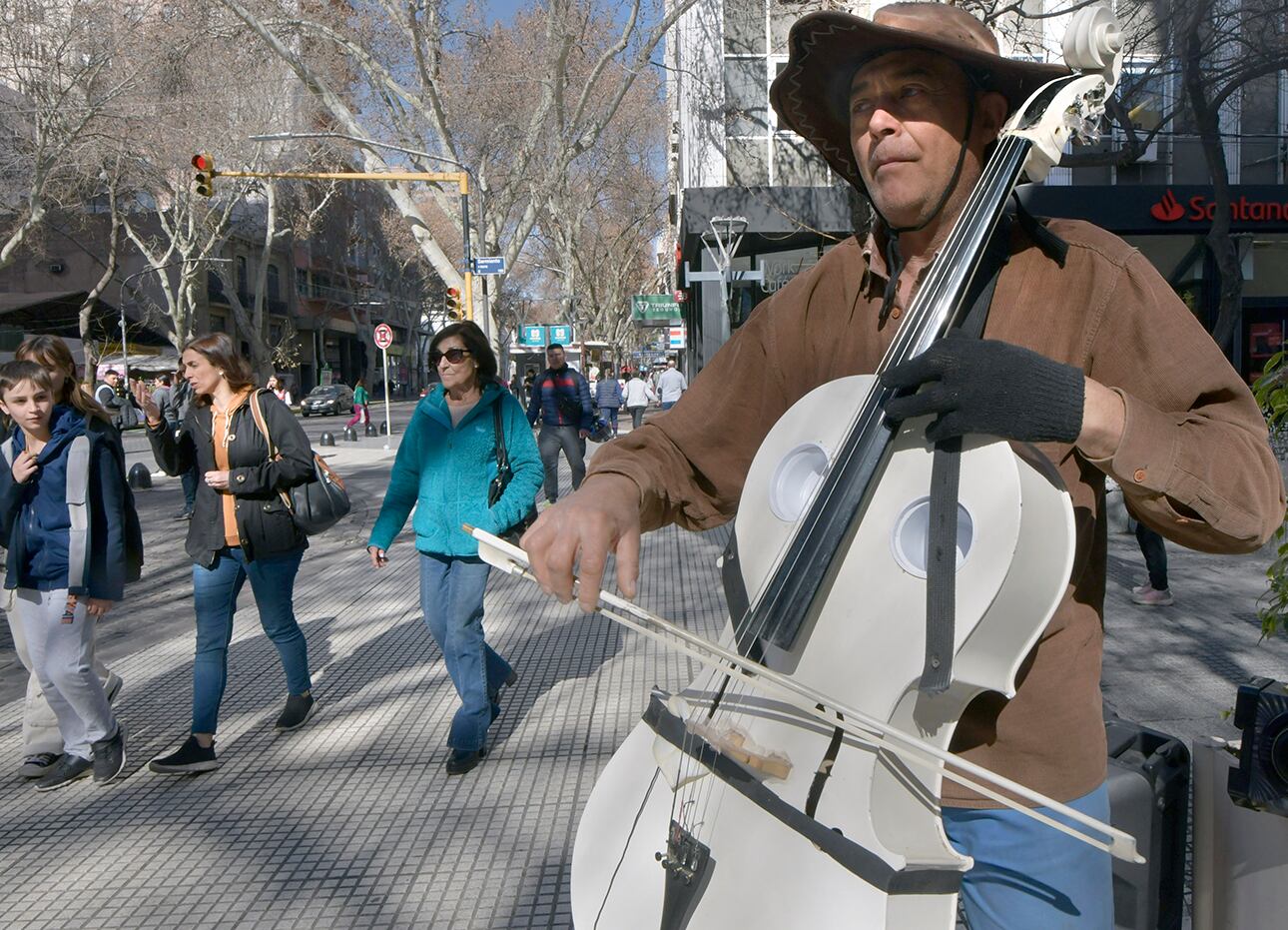 La música es vida, nos comenta el músico Oscar Núñez que toca el violonchelo a la gorra. Foto: Orlando Pelichotti
