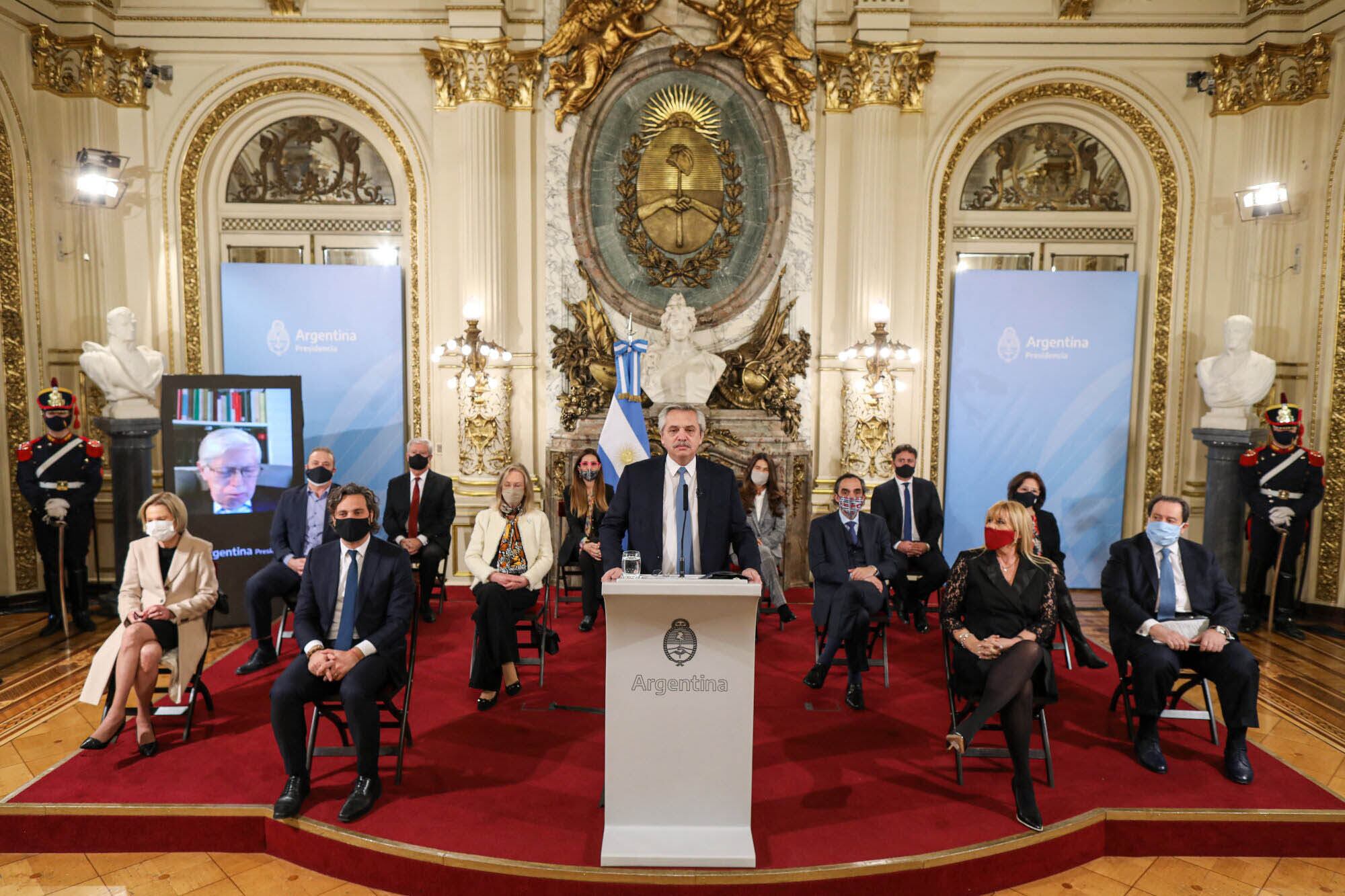 Buenos Aires   29 de julio de 2020 Fernandez


El presidente Alberto Fernández presentó esta tarde en la Casa Rosada el proyecto de ley de reforma del sistema judicial, que busca mejorar el servicio de Justicia a través de la unificación y la duplicación de la cantidad de los juzgados federales y de la designación de un consejo de notables para asesorar al Ejecutivo sobre el funcionamiento del sistema, entre otras modificaciones. 
Presidencia de la Nacion