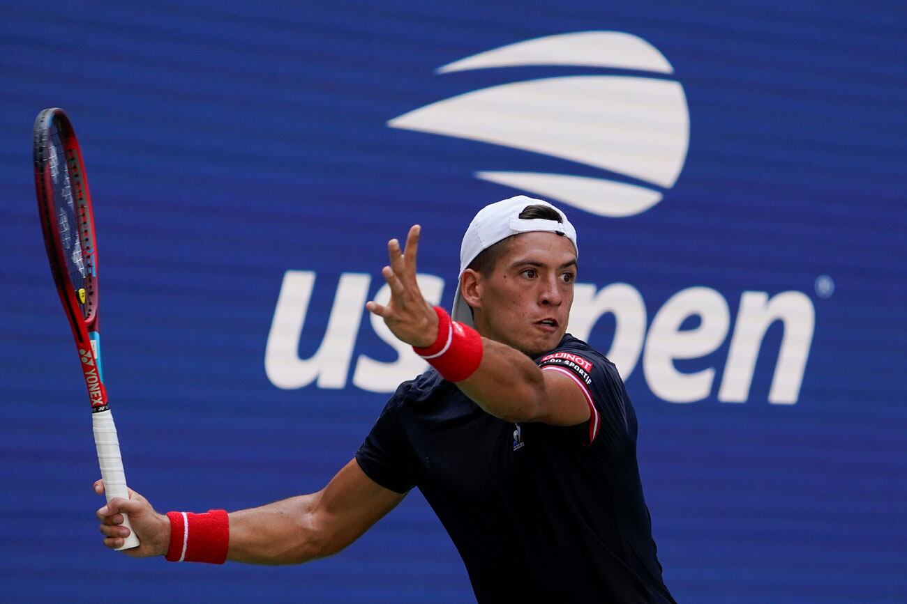 Sebastián Báez tuvo un exigente debut en el US Open frente a Alcaraz. El físico le jugó en contra y debió abandonar. (AP)