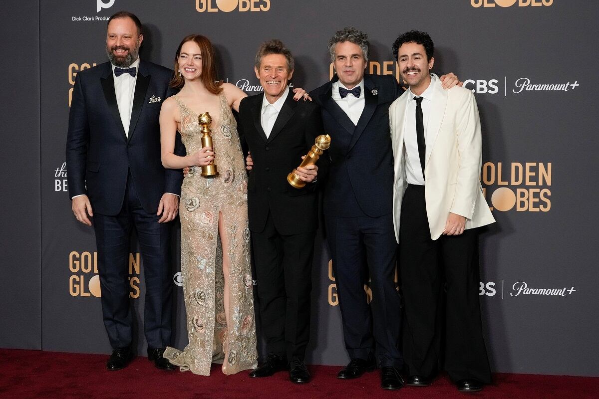 El equipo de "Pobres criaturas" en los Globos de Oro 2024 (AP)