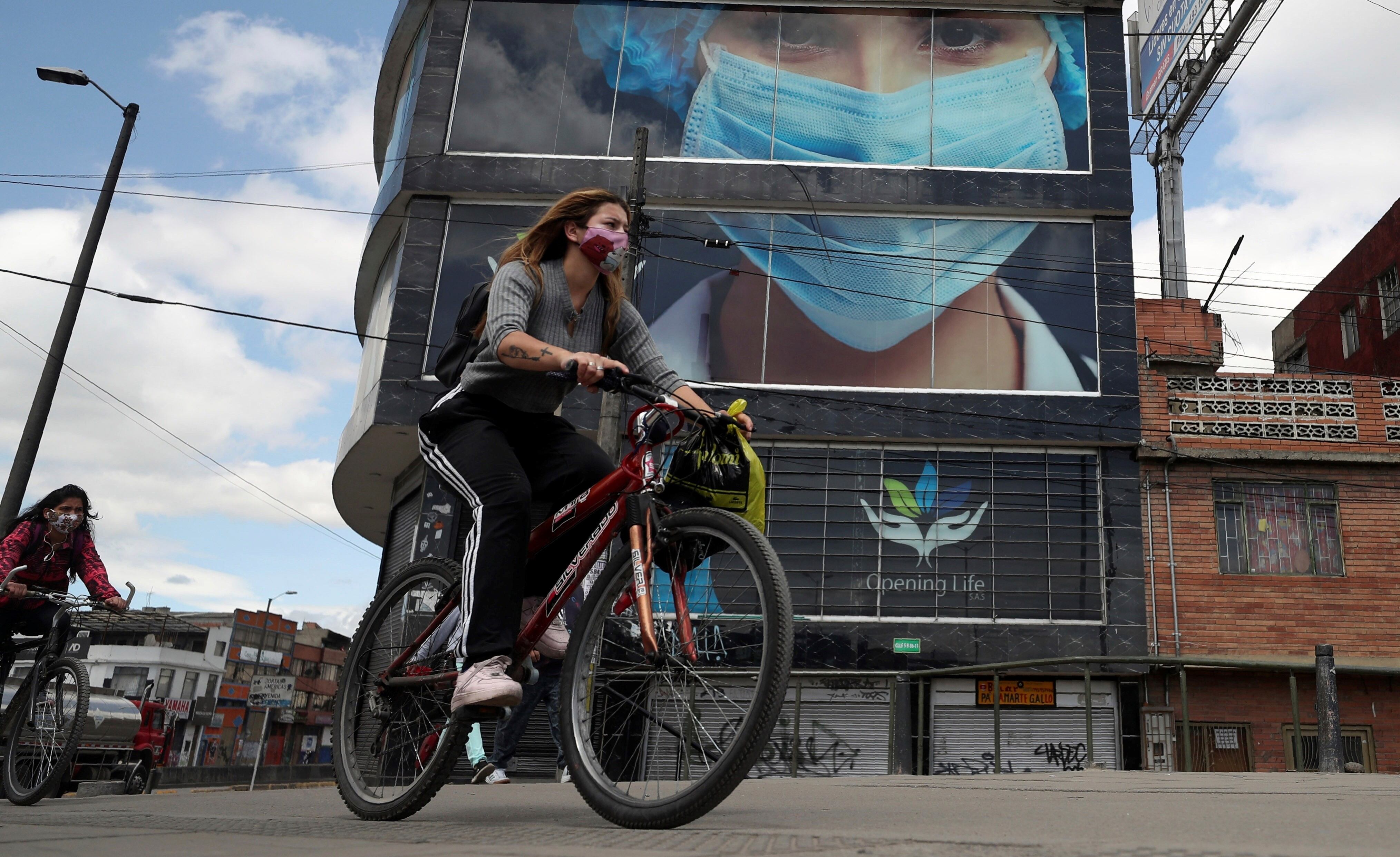 Pedaleando en una calle de Bogotá.  AP