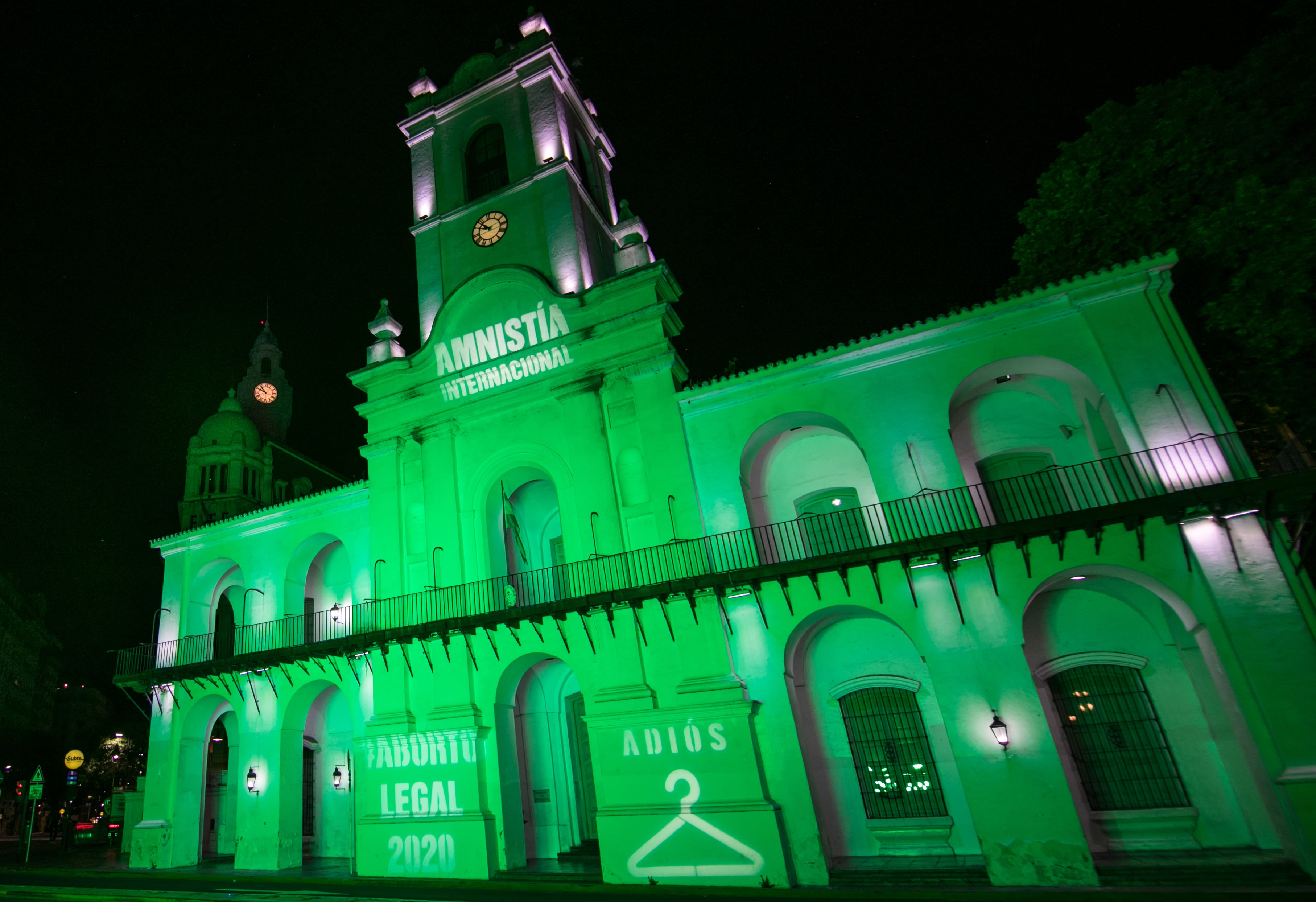 El Cabildo se iluminó de verde para apoyar el proyecto de interrupción legal del embarazo. 