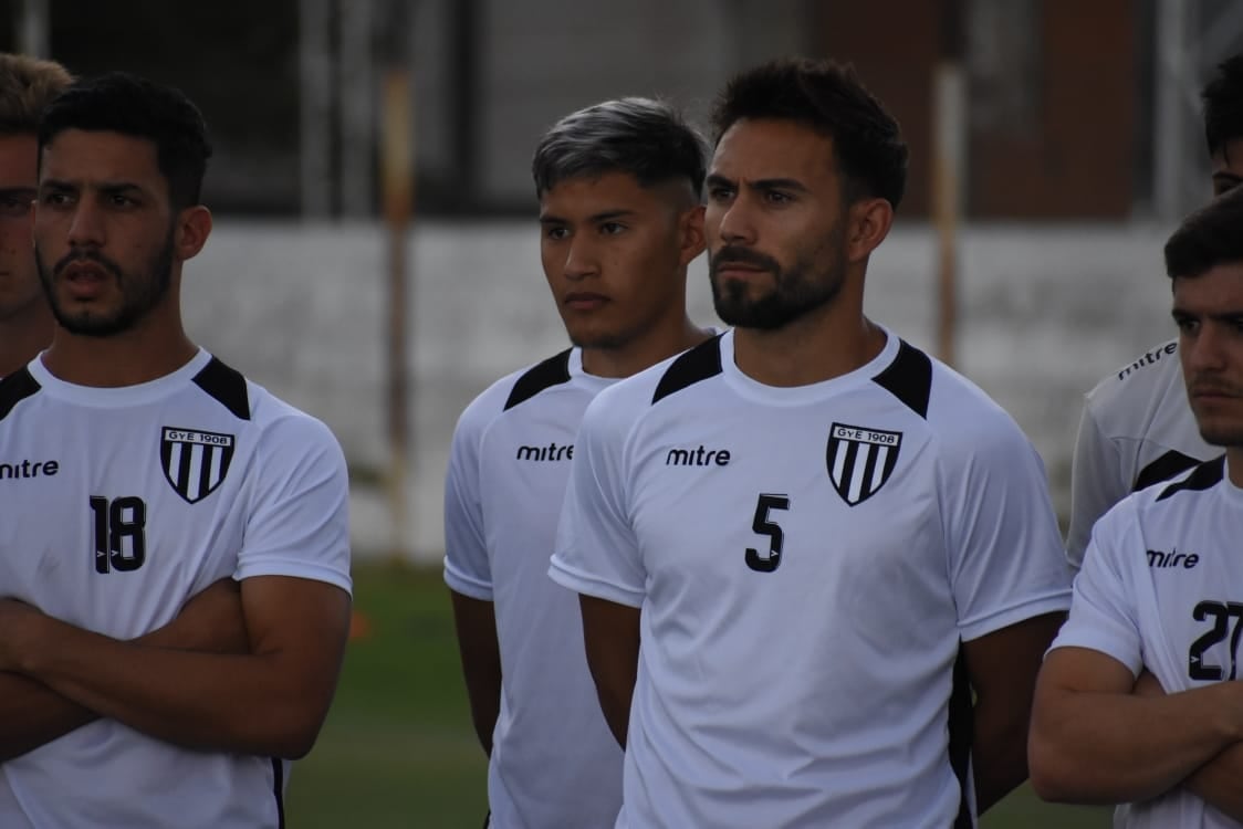 Matías Villarreal (N°5), durante las primeras prácticas de Gimnasia y Esgrima de Mendoza.