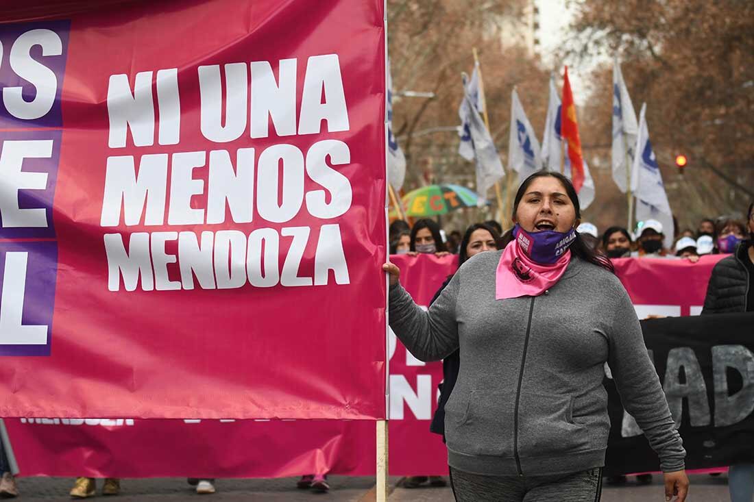 Mendoza 17 de agosto de 2021 
En el kilómetro 0 de la ciudad de Mendoza, se realizó una nueva marcha pidiendo por la aparición de Abigail Carniel, desaparecida hace 4 meses
Verónica, mamá de Abigail encabezando la marcha
Foto: JoséGutierrez/ Los Andes   

