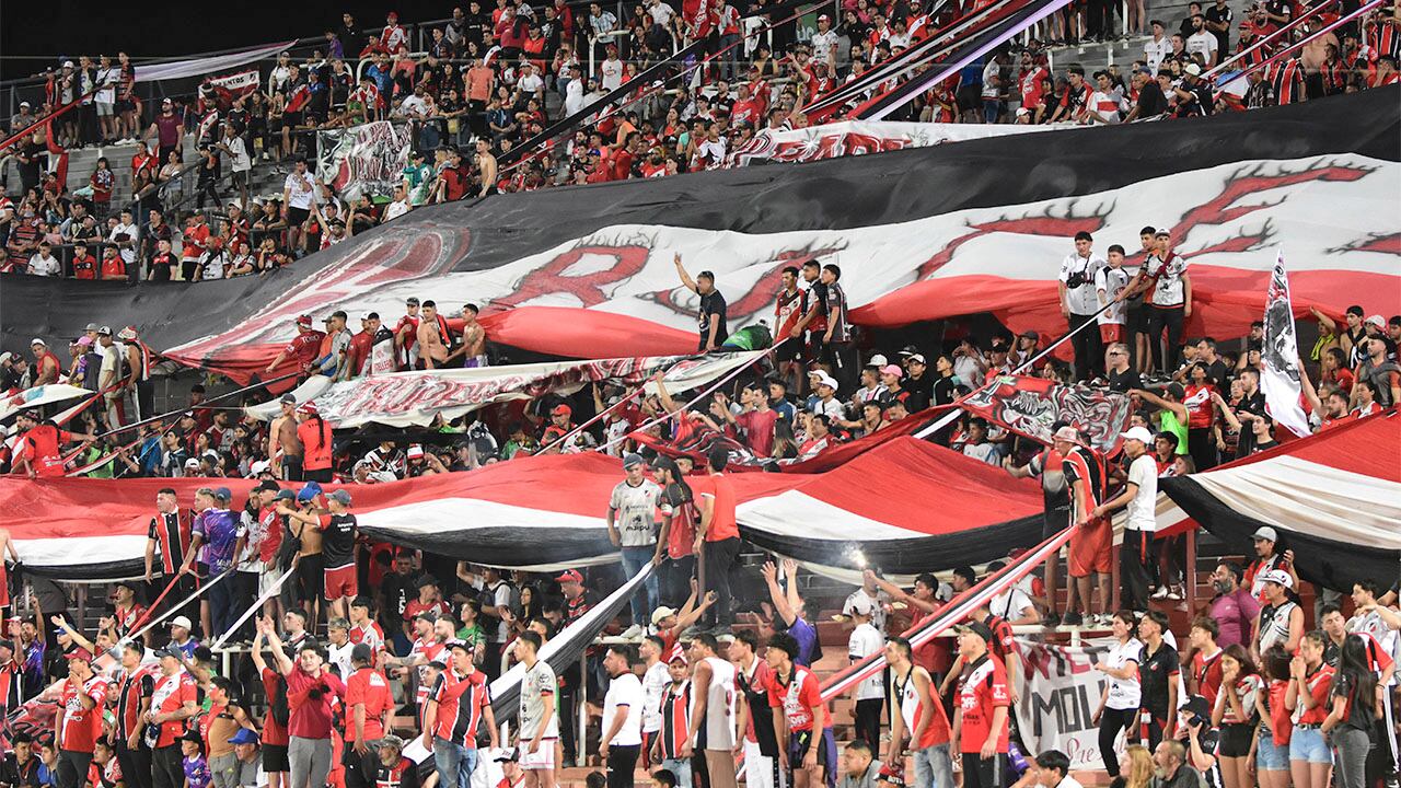 Futbol. Más de ocho mil hinchas de Maipú llegaron hasta el Malvinas. Del otro lado, también hubo un buen marco. Foto: Mariana Villa / Los Andes