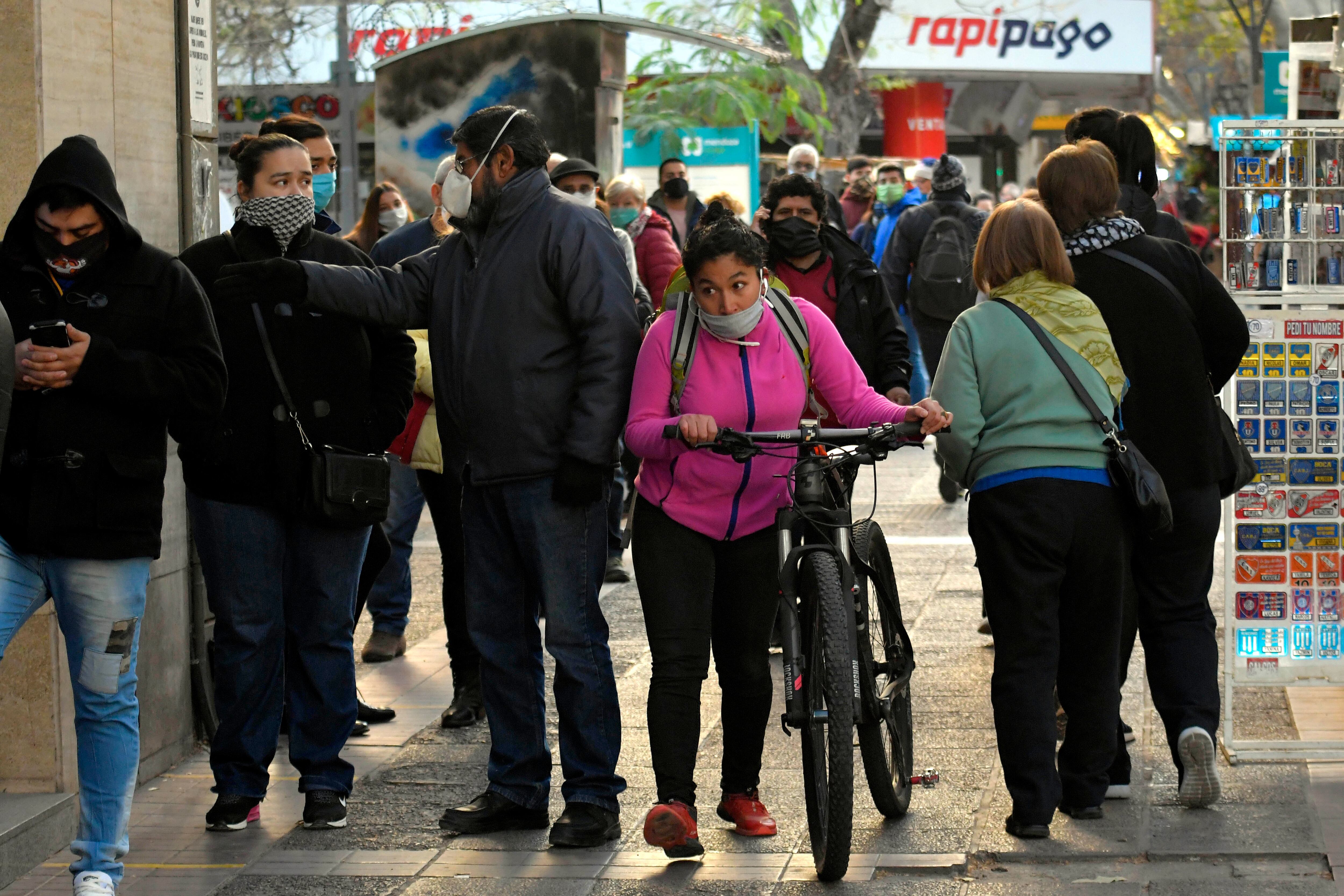 Sin restricción de DNI se notó mucho movimiento de personas por las calles de la ciudad.