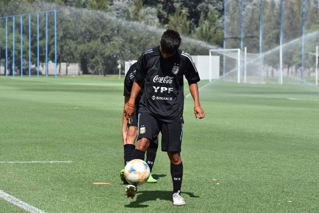 El mendocino que brilló en la Selección Sub15 en un homenaje a Pablo Aimar y los campeones en Qatar. Foto: Gentileza Jorge Busto