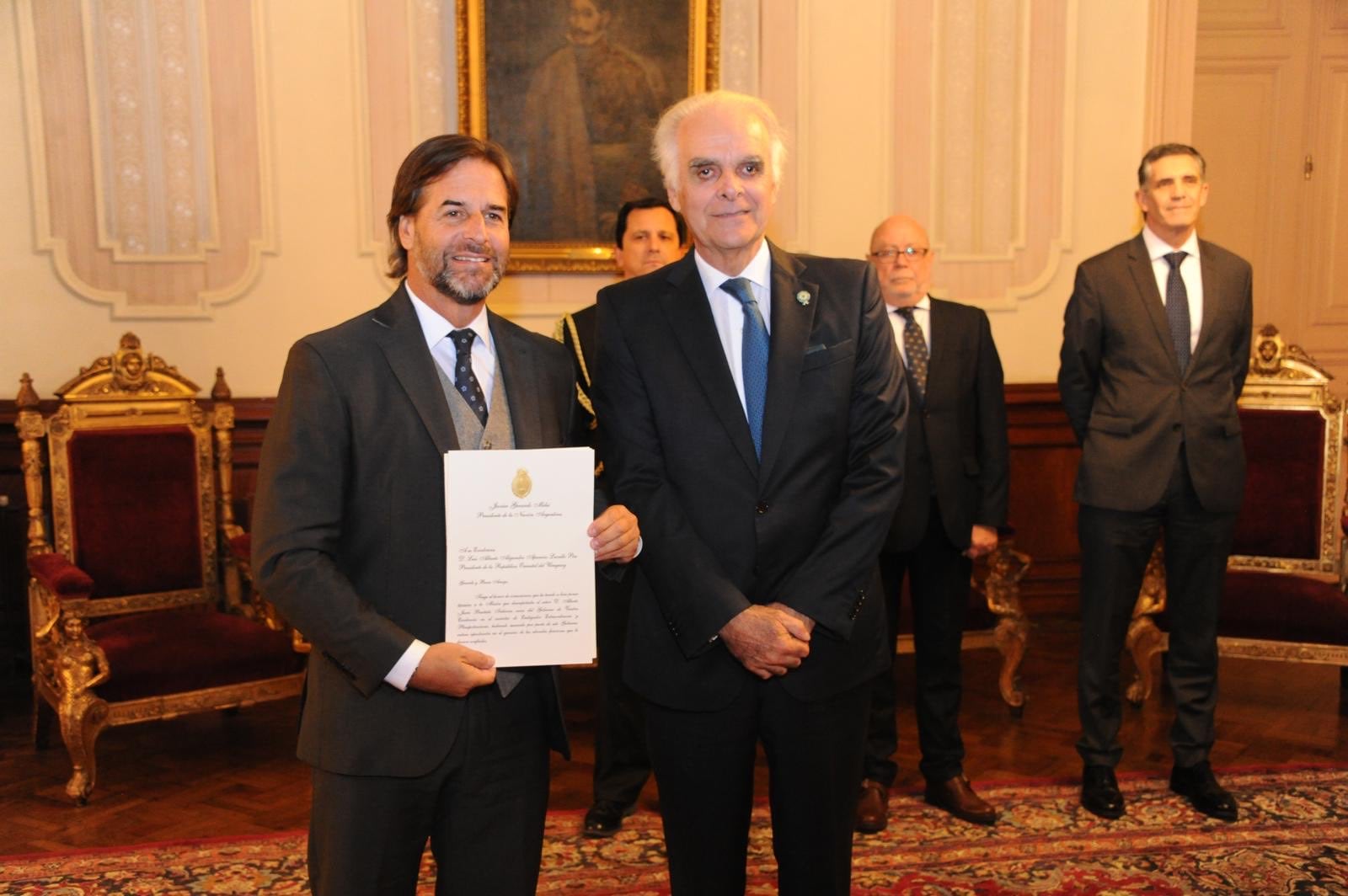 El presidente uruguayo Luis Lacalle Pou, junto al embajador de Argentina en Uruguay, Martín García Moritán.