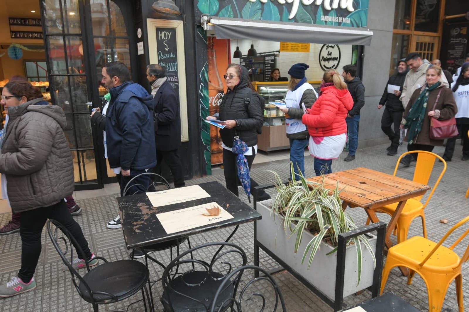 Los docentes marcharon por la vereda del Centro. Foto: Ignacio Blanco / Los Andes