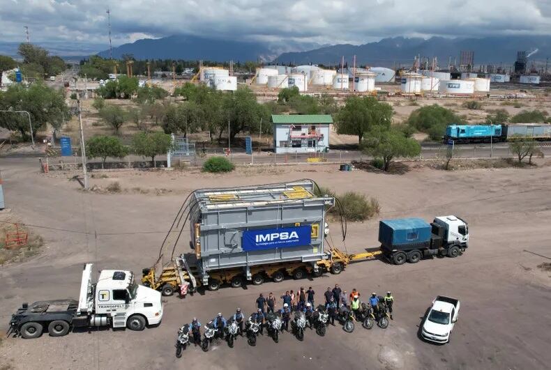 El operativo estuvo compuesto por un tractor principal con un carretón de 8 líneas, 2 tractores de apoyo y una hidrogrúa. Además, de 6 móviles policiales, 2 vehículos guías de Transapelt y 2 hidrogrúas para la remoción y colocación de los carteles pasantes de la RN 40.