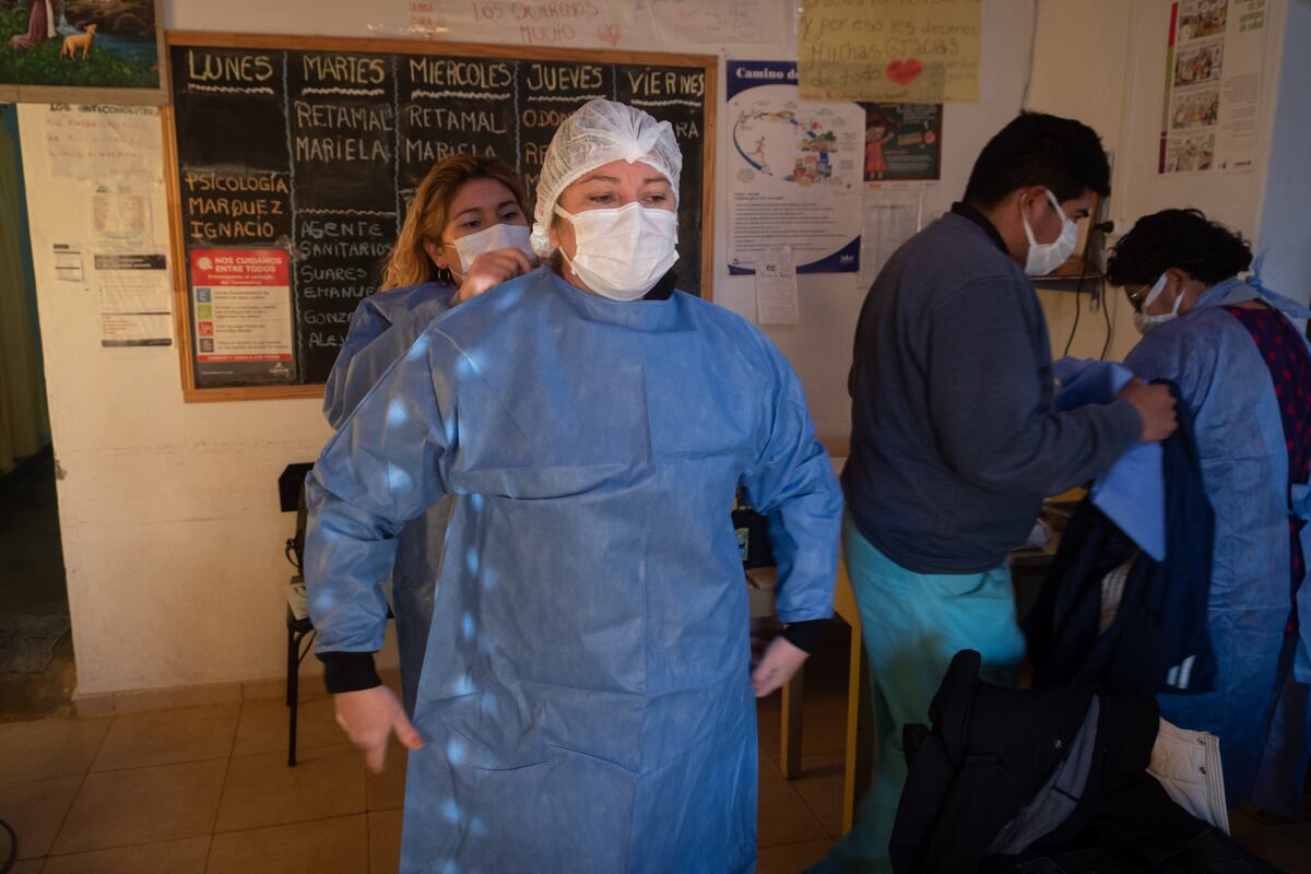 El equipo sanitario se prepara para una larga jornada de trabajo.