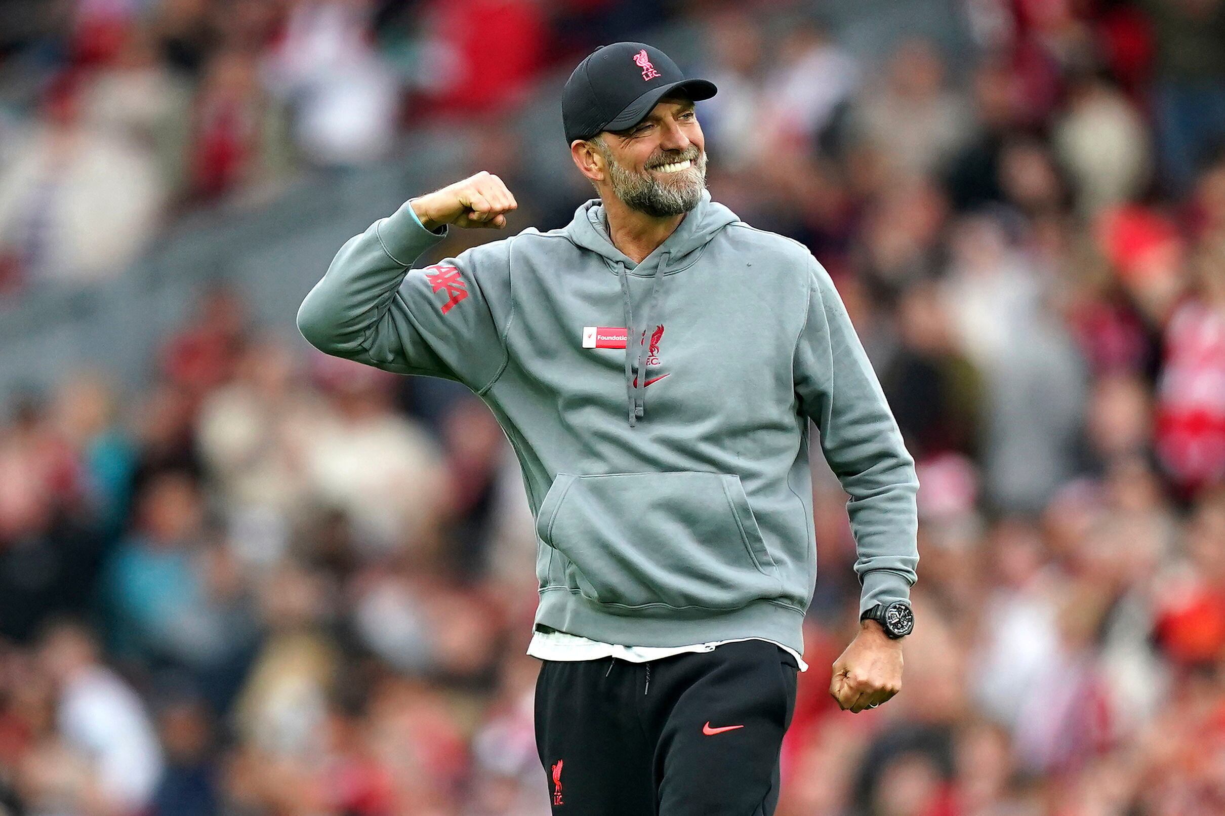 El alemán Jürgen Klopp, técnico de Liverpool, festeja tras el pitazo final del duelo del sábado 6 de mayo de 2023 (Mike Egerton/PA via AP)