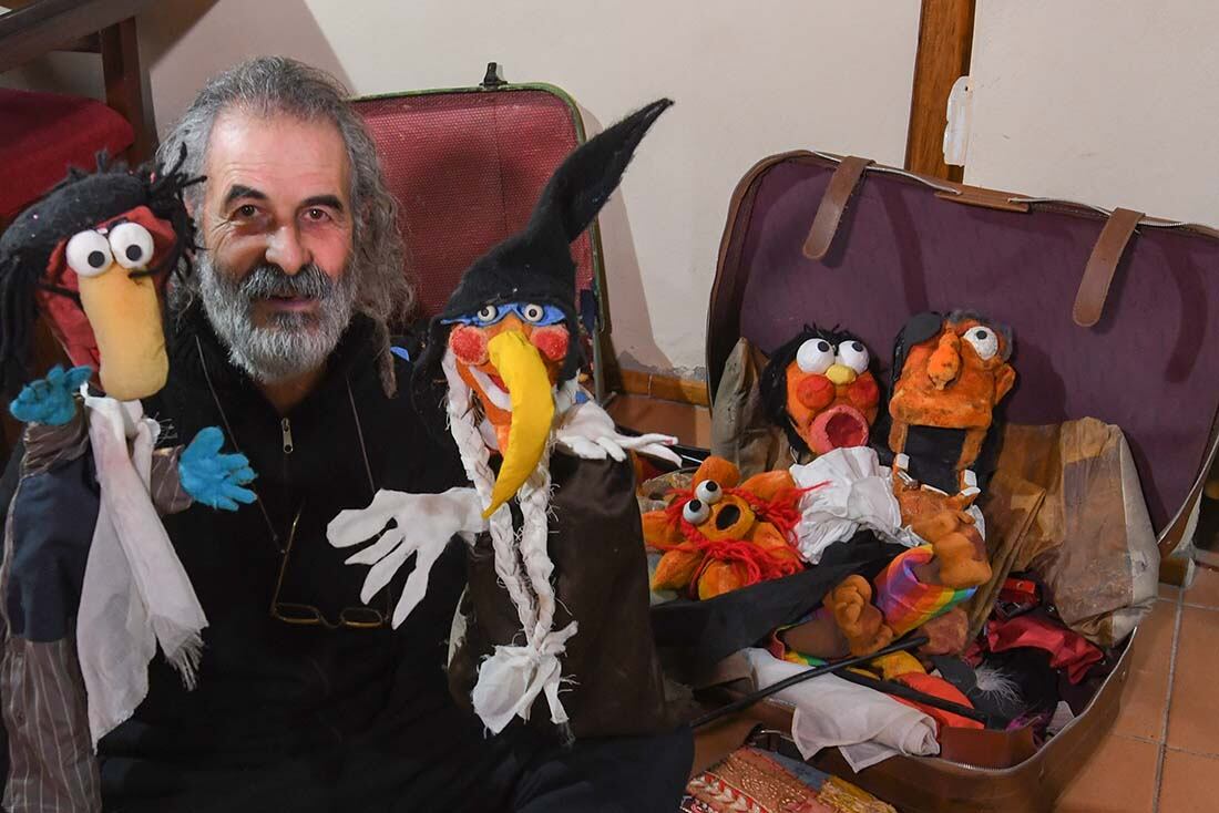 02 de julio de 2022 Adolfo Lanzavecchia Titiritero es el único junto a su familia que se dedica a los títeres en la zona este. Su compañía se llama Títeres La Tía Tomasa. Foto: Marcelo Rolland / Los Andes