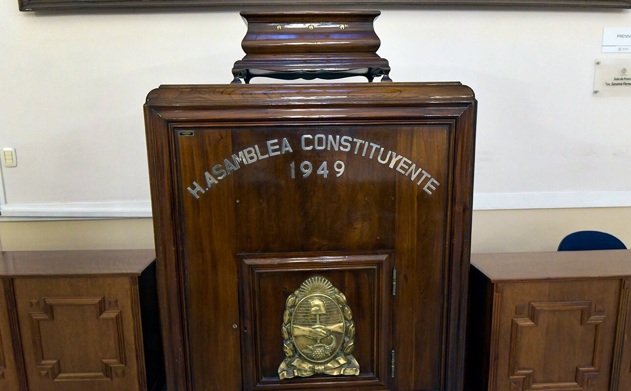 Lo que queda del momento histórico de la Honorable Asamblea Constituyente del 1949. Foto: Orlando Pelichotti