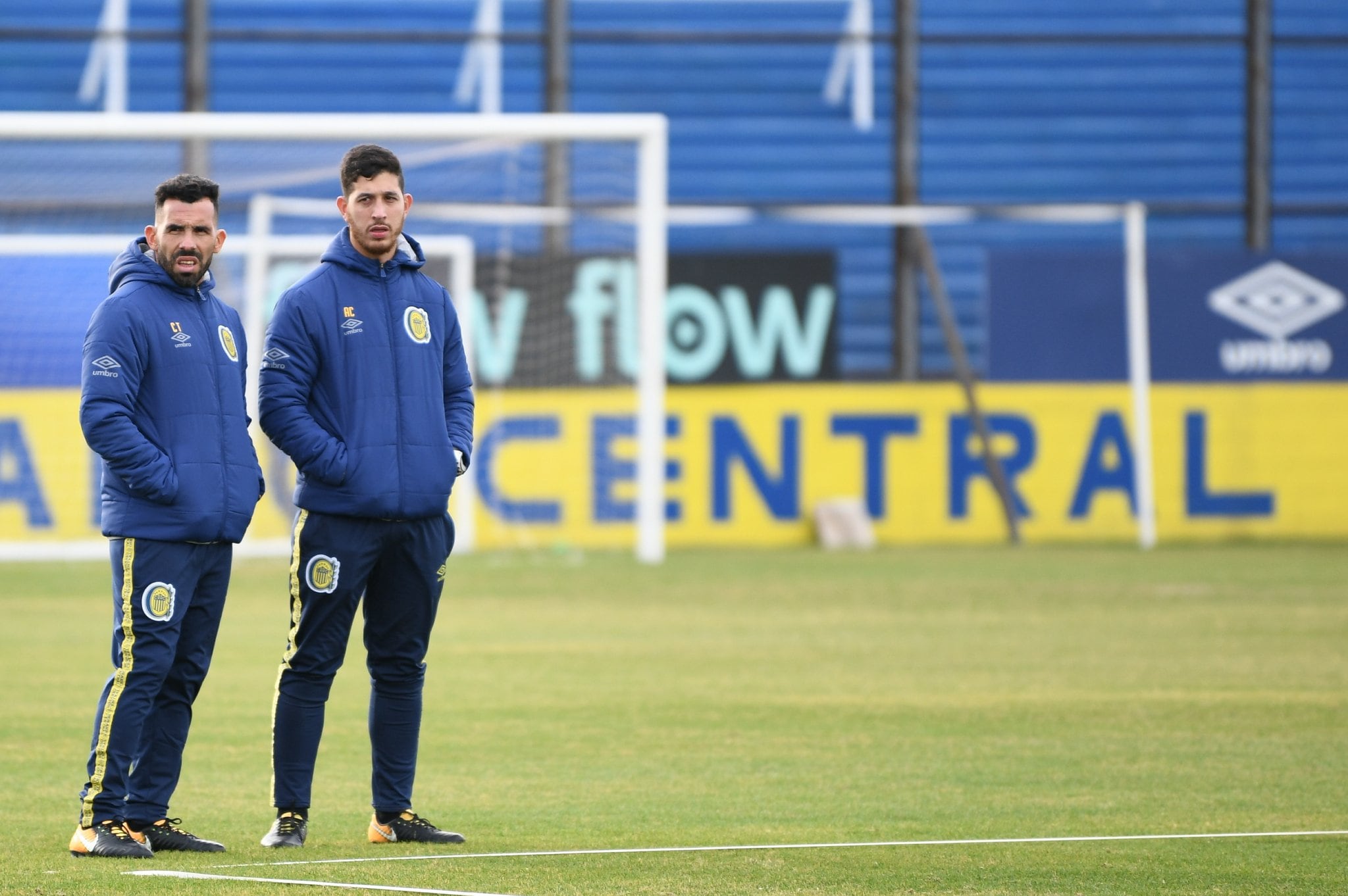 Carlos Tevez y uno de sus hermanos en la práctica de Rosario Central este martes. (Prensa Rosario Central)