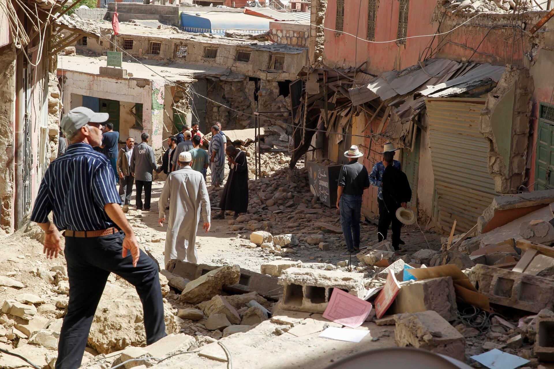 AMIZMIZ (MARRUECOS), 09/09/2023.- Varios hombres caminas por las calles de Amizmiz, situada a unos 30 kilómetros del epicentro del terremoto, en las faldas del Atlas, que amaneció este sábado llena de cascotes y escombros de edificios derruidos tras el terremoto que sacudió el suroeste del país la pasada madrugada. EFE/ María Traspaderne
