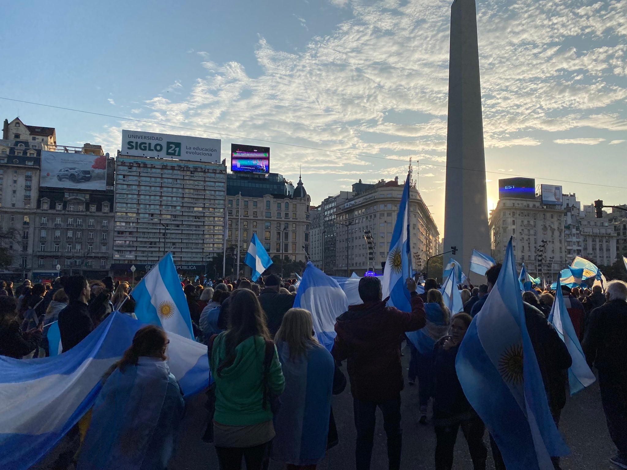 Banderazo en el Obelisco. (Twitter: @slospennato)