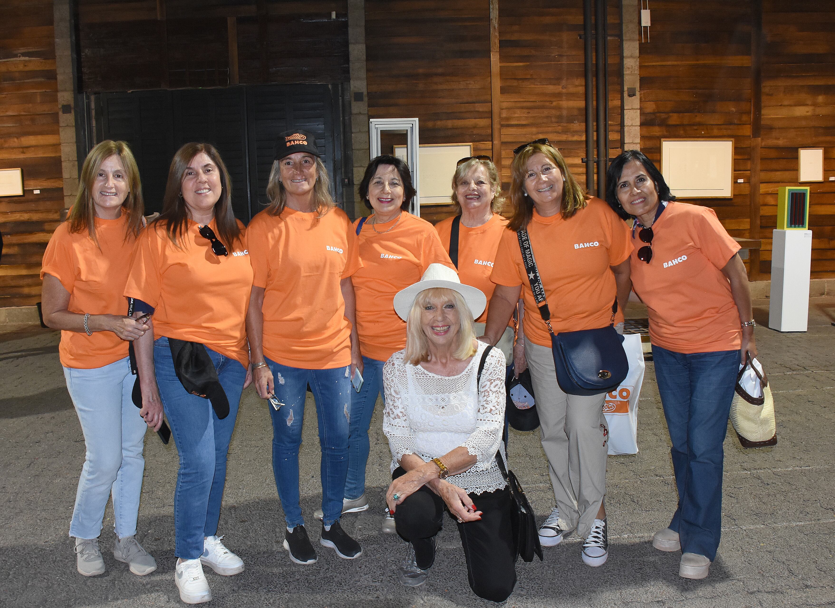 Susana Gómez, Ana Gaibazzi, Claudia Yanzón, Cristina Pandolfi, Graciela Santamaría, Nancy Lopez y Gesysi García. Sentada: Lila Levinson PH Eduardo Dolengiewich