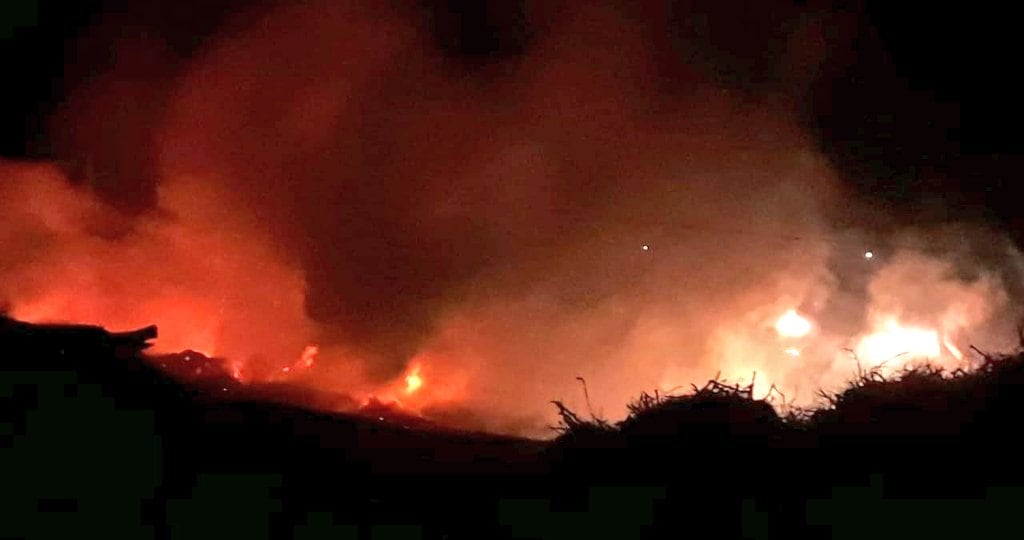 El incendio en la calle Prolongación Soler cerca de la ripiera de Godoy Cruz comenzó pasadas las 3 y logró ser controlado tras un arduo trabajo de los Bomberos Voluntarios. - Gentileza / Matías Pascualetti.