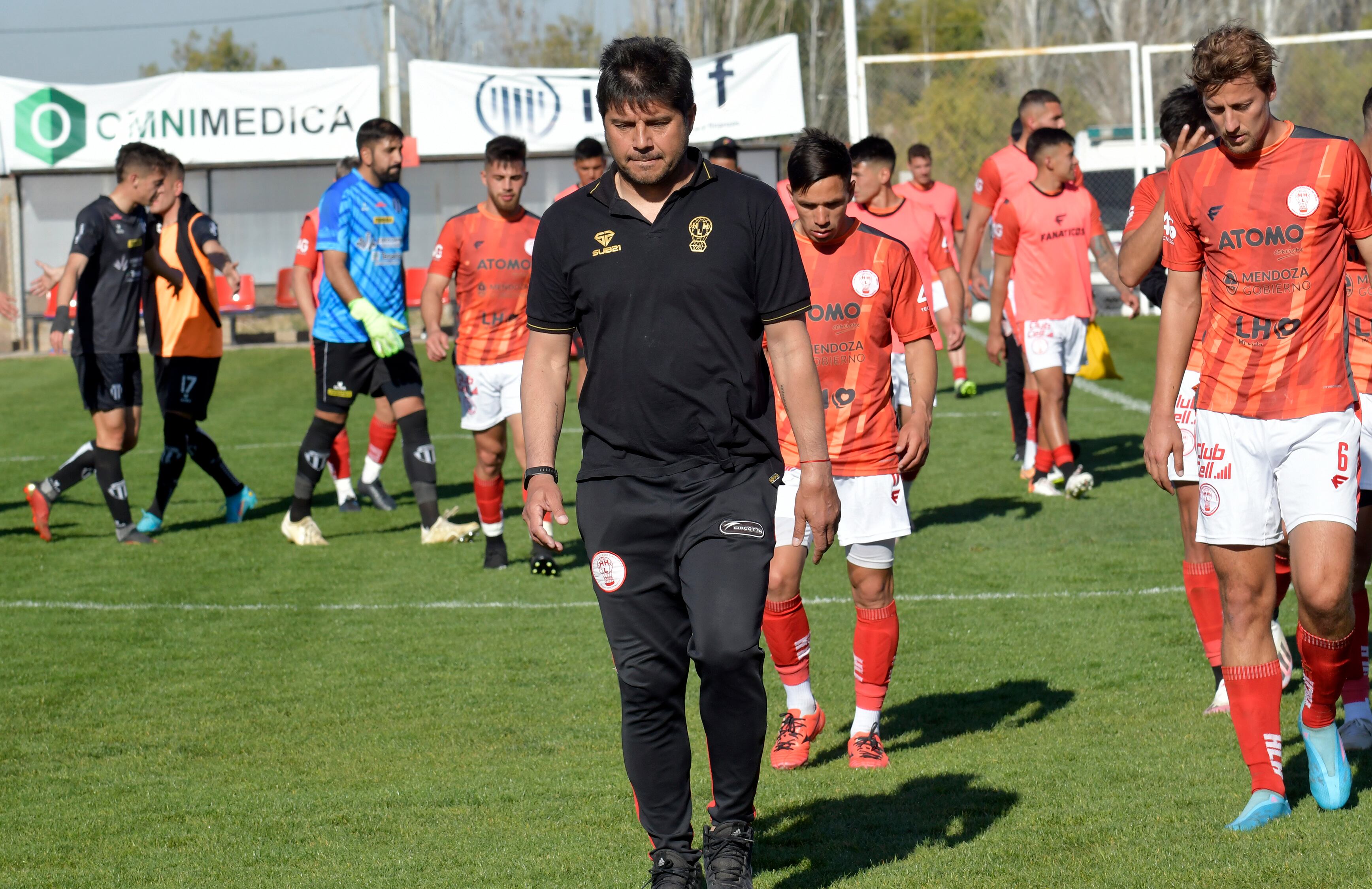 El Club Atlético Huracán Las Heras le ganó 3 a 1 a Liniers de Bahía Blanca. El DT Alejandro Abaurre. / Orlando Pelichotti