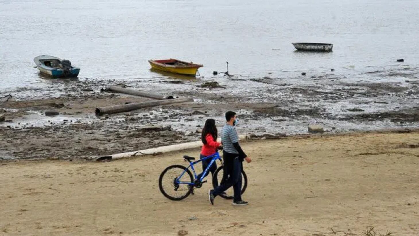 Caminata por el imponente río - 