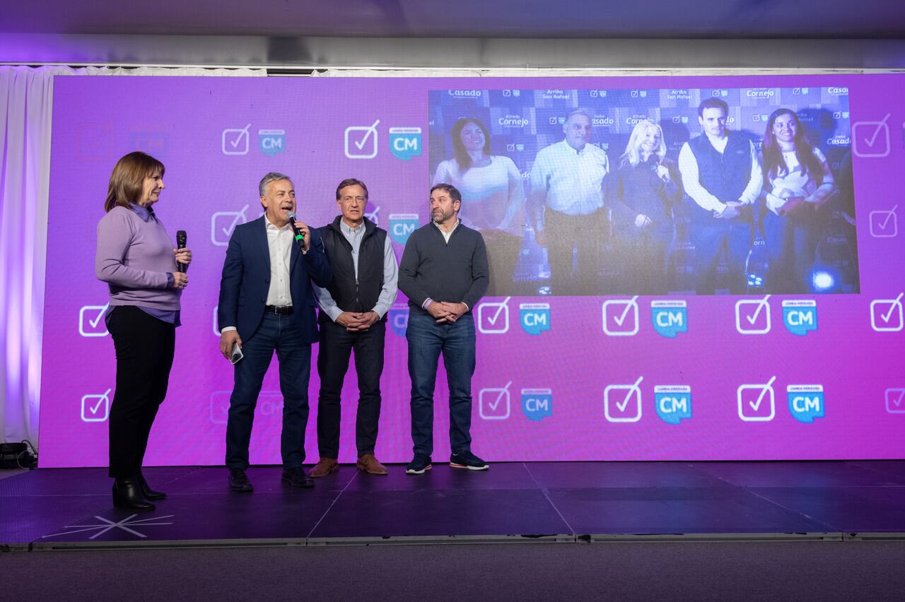 PASO 2023 en Mendoza: ganó Cornejo
Este domingo se votó para elegir candidatos a gobernador y vice, senadores y diputados provinciales, intendentes de 11 departamentos y concejales.

Foto: Ignacio Blanco / Los Andes