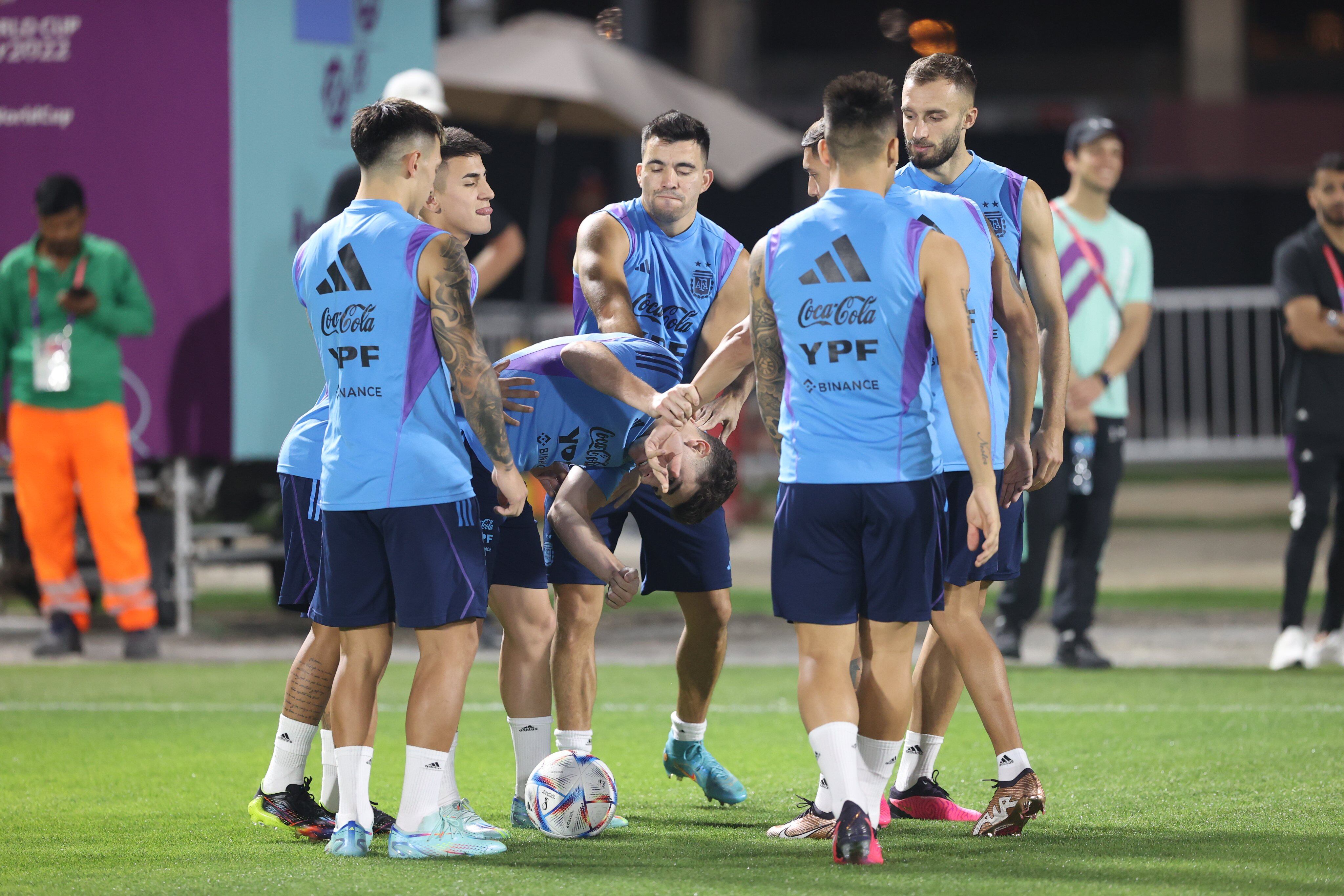 Buena onda en el entrenamiento de la selección argentina en el Mundial Qatar 2022. (Prensa Argentina)