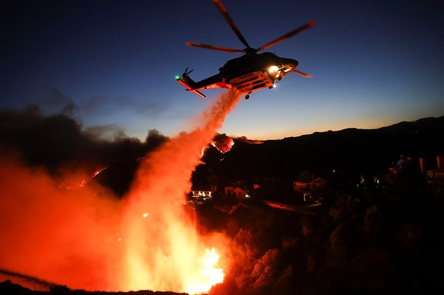 Helicópteros combaten el fuego imparable en Los Ángeles. Foto: EFE.